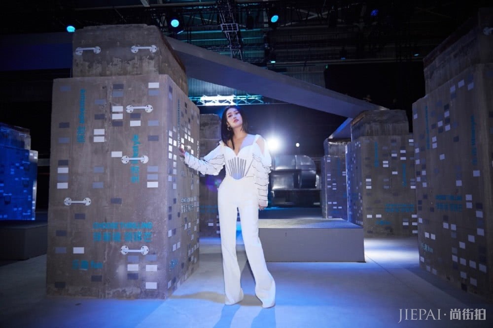 Ԭ�ά��ɫ����ȹ���͸�����£��⳱��һ���˲�����